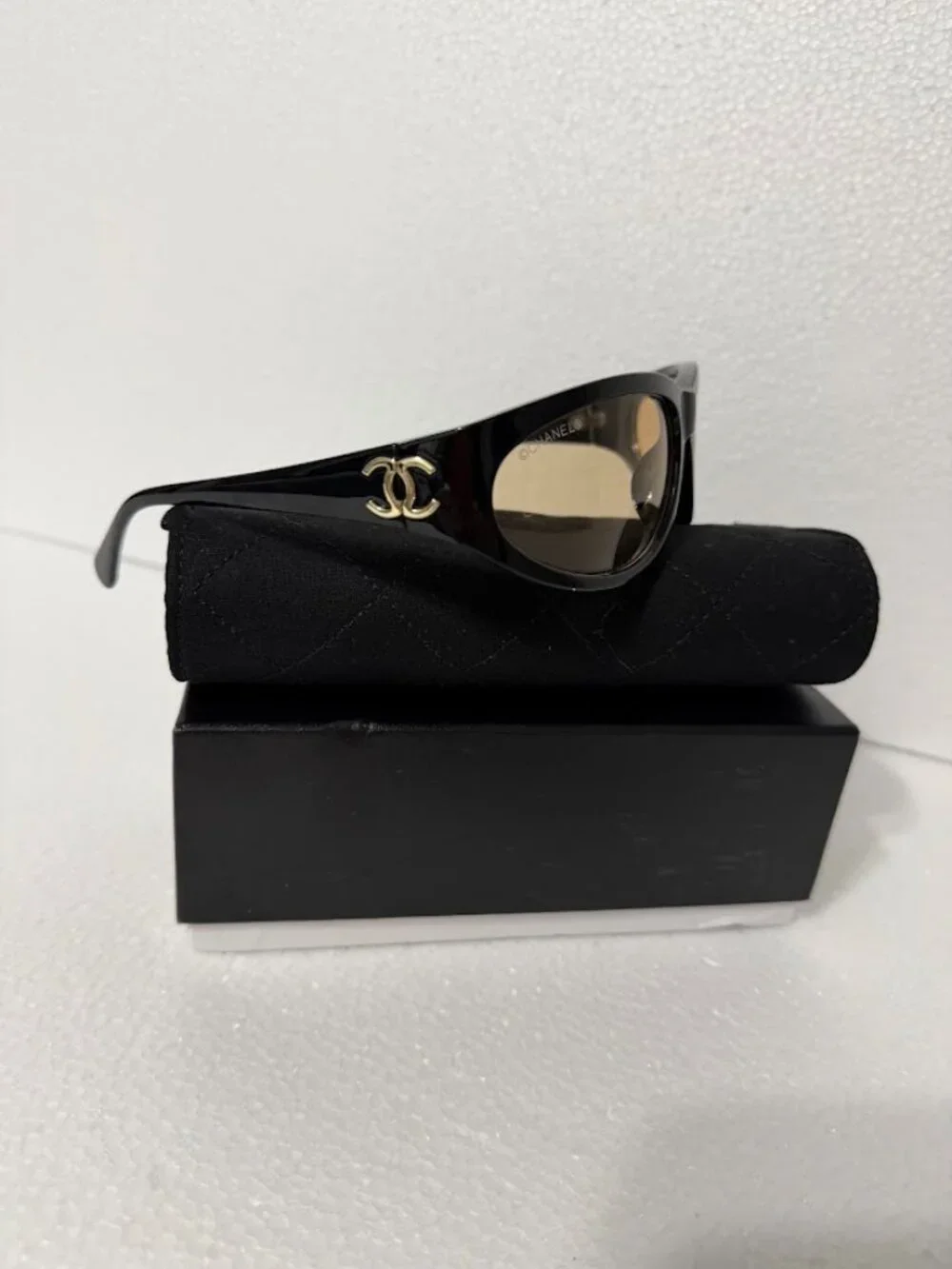 Black Oval Wrap Sunglasses Brown Lenses Gold Logo Detail 63-20-115